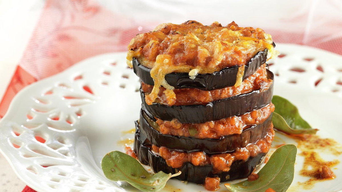 La berenjena a la boloñesa es un plato delicioso que lleva pocos ingredientes. La berenjena a la boloñesa es un plato delicioso que lleva pocos ingredientes.