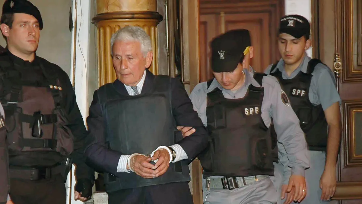 Etchecolatz tenía nueve condenas por genocidio y cumplía detención en la unidad penitenciaria sede Campo de Mayo.