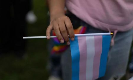 El debate sobre las infancias trans en Argentina volvió a instalarse en la agenda pública tras la decisión del Gobierno nacional de prohibir los tratamientos de hormonización a menores de 18 años y la negativa a otorgar nuevos DNI con el cambio de género. El debate sobre las infancias trans en Argentina volvió a instalarse en la agenda pública tras la decisión del Gobierno nacional de prohibir los tratamientos de hormonización a menores de 18 años y la negativa a otorgar nuevos DNI con el cambio de género.
