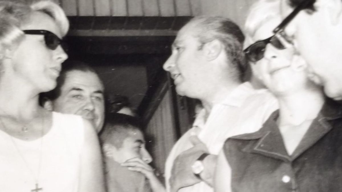 Ewy (izquierda) departe con Juan Manuel Fangio en el hotel donde se alojó con Ursula (derecha) en San Miguel de Tucumán. “En los hoteles –rememoraría la piloto–, el recorrido hasta nuestro cuarto estaba lleno de flores y, como la gente se agolpaba afuera, en la calle, nosotras salíamos al balcón y le tirábamos flores…” Ewy (izquierda) departe con Juan Manuel Fangio en el hotel donde se alojó con Ursula (derecha) en San Miguel de Tucumán. “En los hoteles –rememoraría la piloto–, el recorrido hasta nuestro cuarto estaba lleno de flores y, como la gente se agolpaba afuera, en la calle, nosotras salíamos al balcón y le tirábamos flores…”