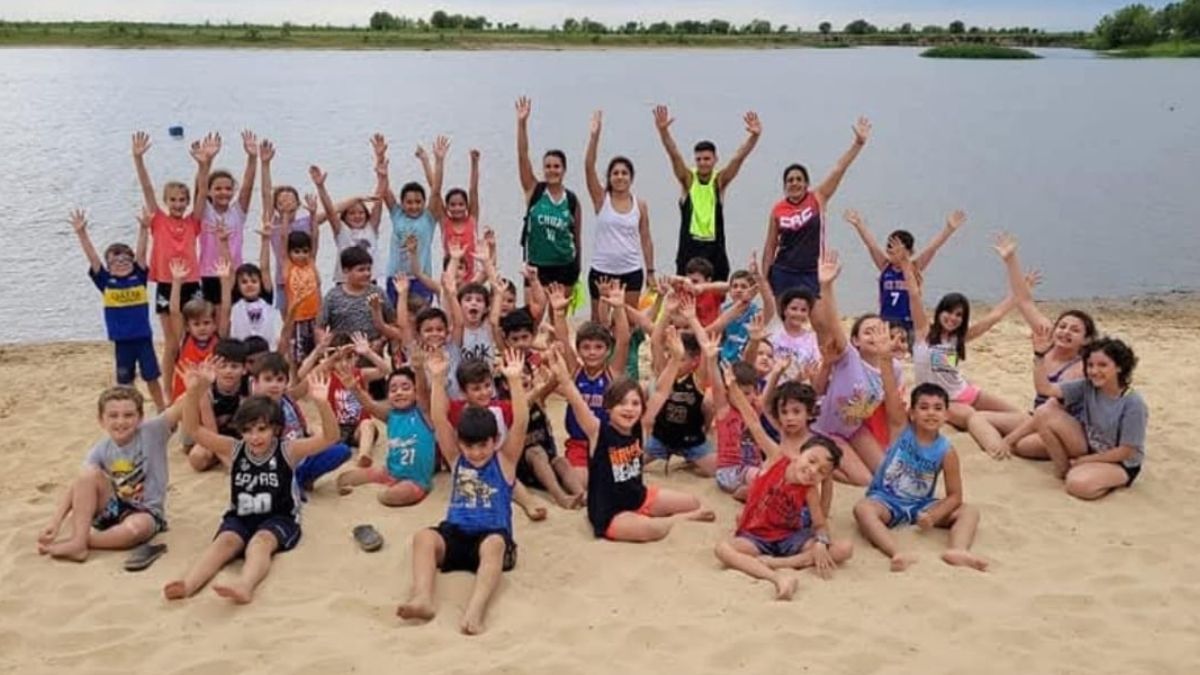 La colonia de vacaciones de Regatas Coronda une el río, el deporte y la actividad social, que siempre caracterizó al club. La colonia de vacaciones de Regatas Coronda une el río, el deporte y la actividad social, que siempre caracterizó al club.