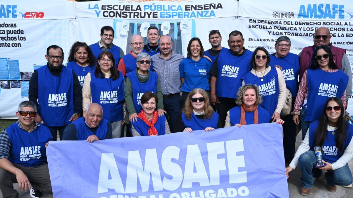La iniciativa de AMSAFE hizo escala en Vera con una jornada que reunió a docentes, estudiantes y organizaciones sociales en defensa de la escuela pública, los derechos laborales y el acceso a la educación. La iniciativa de AMSAFE hizo escala en Vera con una jornada que reunió a docentes, estudiantes y organizaciones sociales en defensa de la escuela pública, los derechos laborales y el acceso a la educación. 
