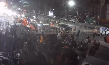 Los hinchas de Colón se concentraron en la esquina de Bulevar Gálvez y Rivadavia. Los hinchas de Colón se concentraron en la esquina de Bulevar Gálvez y Rivadavia.