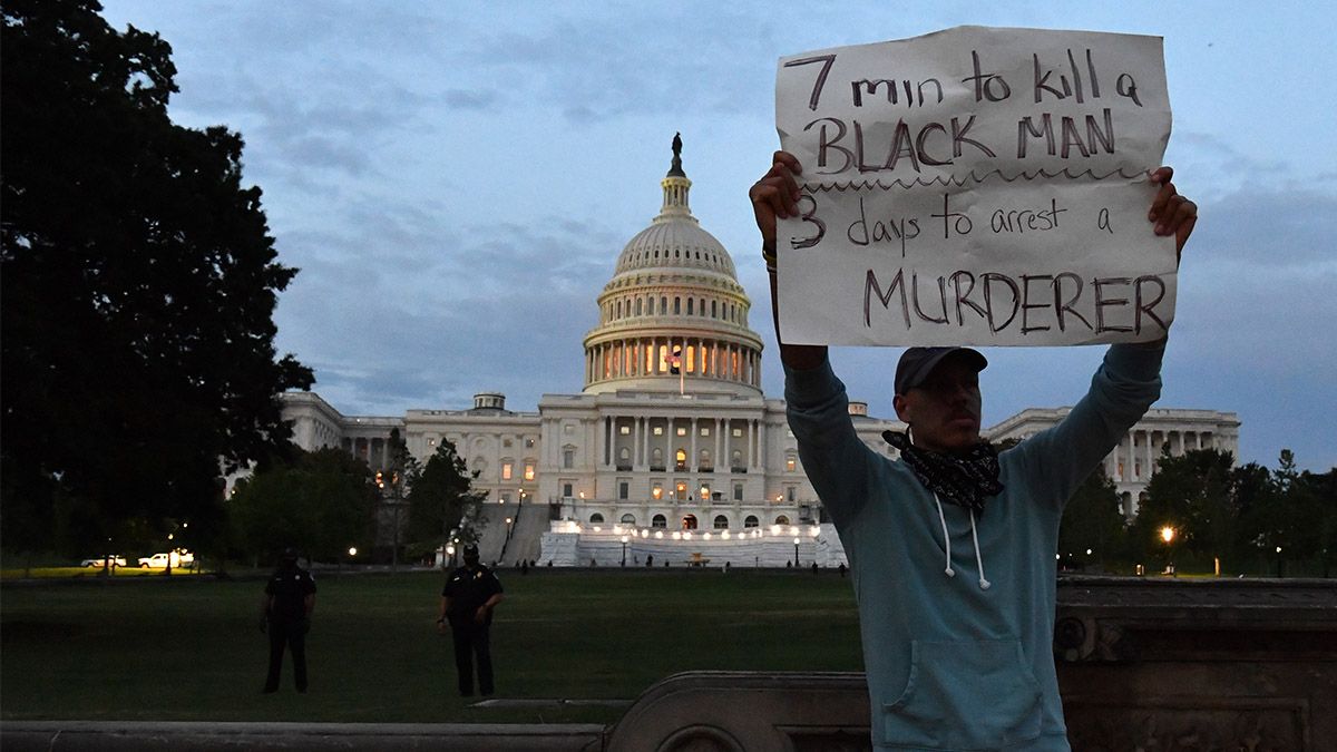 Las protestas en Estados Unidos por George Floyd fueron mayormente pacíficas y las calles del país estuvieron mucho más calmas desde que el crimen del afroamericano a manos de un policía blanco desató los mayores disturbios raciales en el país en medio siglo, junto con reclamos de poner fin a la brutalidad policial y a la injusticia contra los afroamericanos.