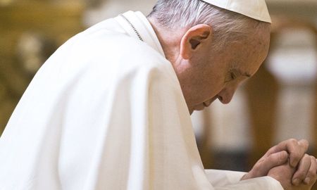 Renuevo el pedido para que se establezcan corredores humanitarios seguros para las personas atrapadas en la acería de esa ciudad, demandó el Papa. Renuevo el pedido para que se establezcan corredores humanitarios seguros para las personas atrapadas en la acería de esa ciudad, demandó el Papa.