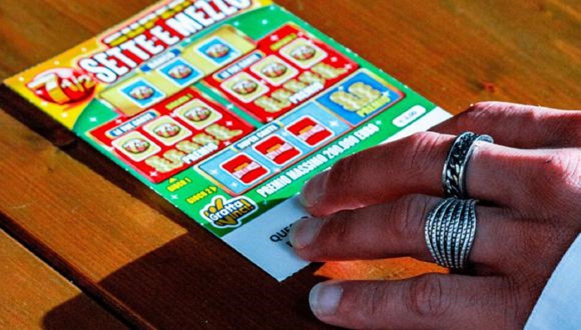 La empujaron, apretó un botón en una máquina de lotería y ganó 10 millones de dólares.