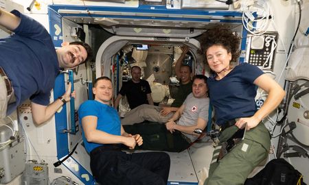 Seis de los siete miembros de la tripulación de la Expedición 74 posan juntos para un retrato a bordo de la Estación Espacial Internacional. Seis de los siete miembros de la tripulación de la Expedición 74 posan juntos para un retrato a bordo de la Estación Espacial Internacional.
