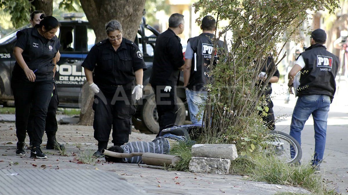 Tirado en la vereda. As&iacute; termin&oacute; el motociclista que fue atacado esta ma&ntilde;ana.&nbsp;