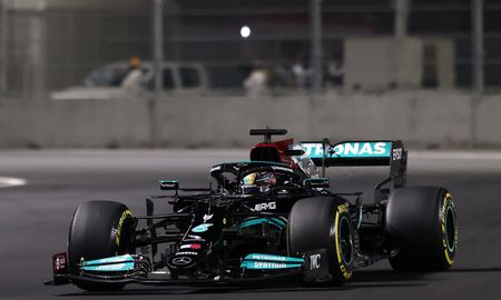 Lewis Hamilton ganó el GP de Arabia Saudita, igualó a Max Verstappen como líder del campeonato de la Fórmula 1 y el nuevo campeón se definirá en la última fecha. Lewis Hamilton ganó el GP de Arabia Saudita, igualó a Max Verstappen como líder del campeonato de la Fórmula 1 y el nuevo campeón se definirá en la última fecha.