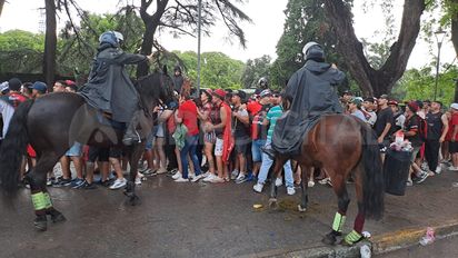 Disturbios y enfrentamientos entre hinchas de Colón y la policía tras el desempate ante Gimnasia