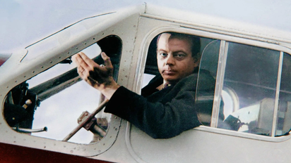 saint exupery portadapng Antoine de Saint-Exupéry joven vestido como aviador
