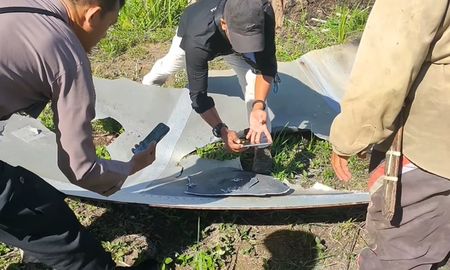 Restos del cohete chino sobre plantaciones pertenecientes a residentes de Pengadang Village, Indonesia. Restos del cohete chino sobre plantaciones pertenecientes a residentes de Pengadang Village, Indonesia.