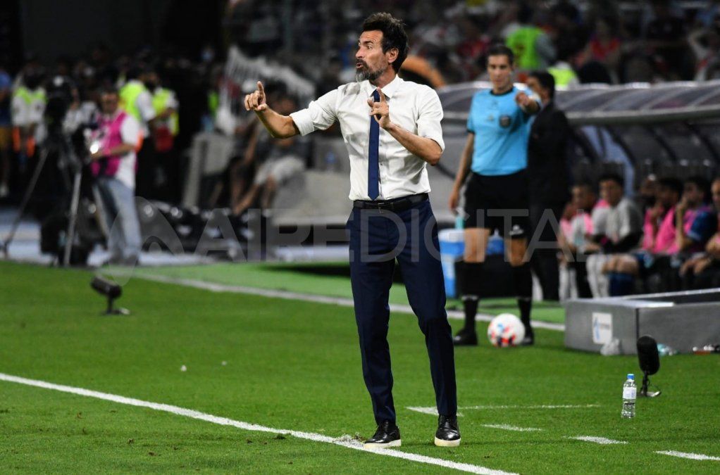 Eduardo Domínguez se convirtió en el primer entrenador en ganar un título con Colón, pero cerró su segundo ciclo de mala manera. Perdió el clásico santafesino en la última fecha del Torneo de la Liga Profesional y cayó por goleada frente a River en el Trofeo de Campeones.