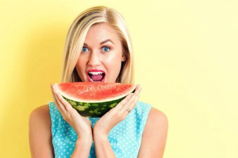 mujer comiendo fruta e1541134083802.jpg