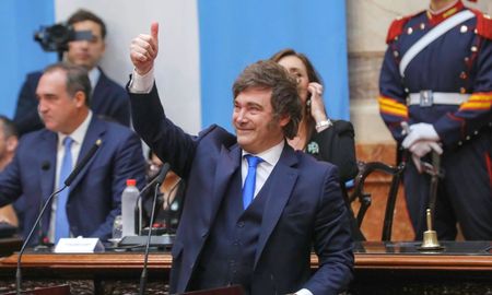 El presidente Javier Milei continúa con su imagen en descenso y aparece en el séptimo puesto de un total de 16 dirigentes medidos en una encuesta El presidente Javier Milei continúa con su imagen en descenso y aparece en el séptimo puesto de un total de 16 dirigentes medidos en una encuesta