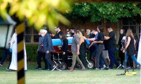 Los restos de Diego Maradona descansan en un cementerio privado de Bella Vista. Los restos de Diego Maradona descansan en un cementerio privado de Bella Vista.