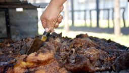 altText(Ni manteca ni aceite: el truco para que el asado a la parrilla nunca salga duro)}