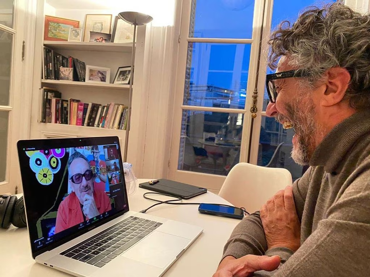 La casa cuenta con los típicos balcones franceses de la ciudad de Buenos Aires.