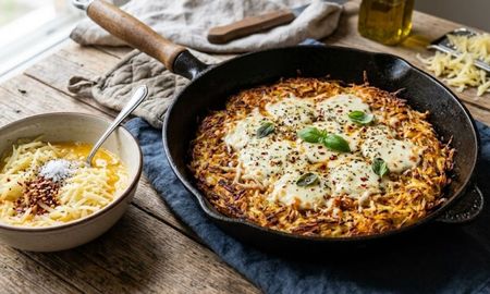 La pizza de papa rallada se volvió una de las recetas más buscadas por su simpleza, economía y su base crocante cocinada directamente en sartén. La pizza de papa rallada se volvió una de las recetas más buscadas por su simpleza, economía y su base crocante cocinada directamente en sartén.