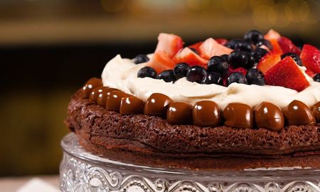Brownie de chocolate con crema, dulce de leche y frutos rojos. Brownie de chocolate con crema, dulce de leche y frutos rojos.