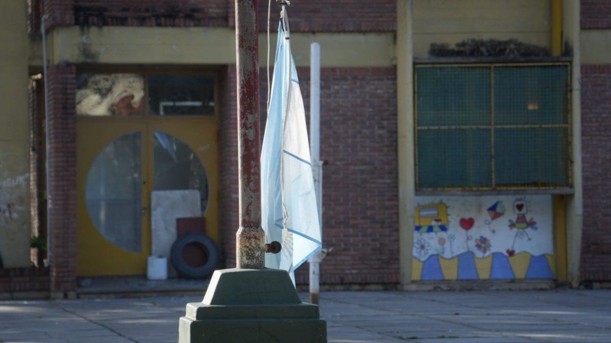 La comunidad de San Cristóbal intenta reconstruirse tras el ataque en la Escuela Nº 40 Mariano Moreno.