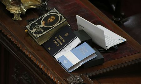 A menos de un mes del inicio formal de la convención que debatirá la reforma constitucional de Santa Fe, dirigentes de Unidos y del PJ intensificaron las reuniones internas y cruzadas. A menos de un mes del inicio formal de la convención que debatirá la reforma constitucional de Santa Fe, dirigentes de Unidos y del PJ intensificaron las reuniones internas y cruzadas.