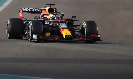 Verstappen, de 24 años, logró en Emiratos Árabes la victoria decisiva de la temporada y festejó su primer título en la máxima categoría del automovilismo mundial, monopolizada por Hamilton en los cuatro años anteriores. Verstappen, de 24 años, logró en Emiratos Árabes la victoria decisiva de la temporada y festejó su primer título en la máxima categoría del automovilismo mundial, monopolizada por Hamilton en los cuatro años anteriores.
