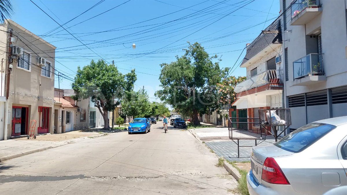 Como yo estaba con mi nena intentó querer agarrarla para asegurarse que le diera algo. Me pedía el celular sino me metía un tiro y cuando miro se levanta la remera para mostrar el arma