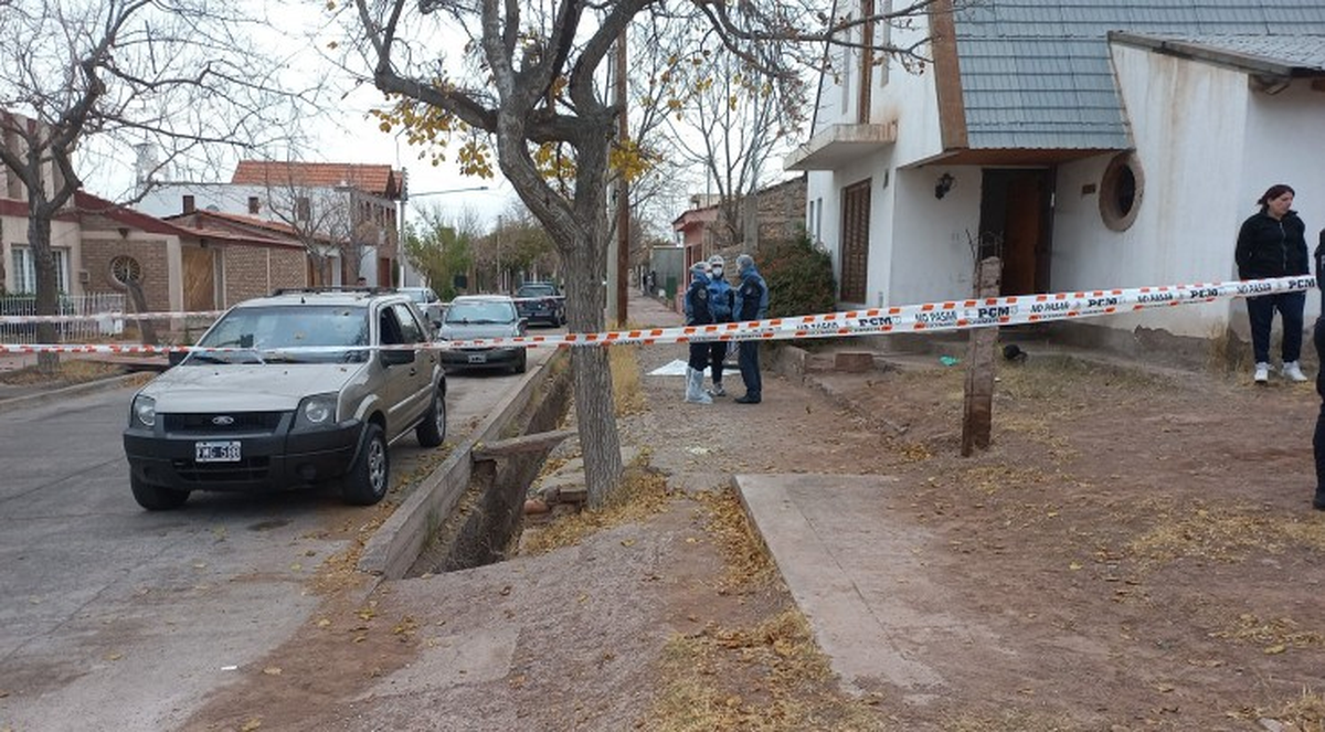 El malviviente de 17 años, les sustrajo dinero y pertenencias de valor y luego, le pidió al hombre de 67 años que le diera las llaves de la camioneta Ford EcoSport que estaba en la entrada de la vivienda. El malviviente de 17 años, les sustrajo dinero y pertenencias de valor y luego, le pidió al hombre de 67 años que le diera las llaves de la camioneta Ford EcoSport que estaba en la entrada de la vivienda. 