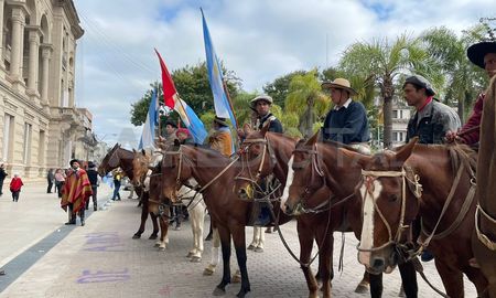 Damnificados por el robo de caballos y de faenas clandestinas marcharon a Casa de Gobierno. Damnificados por el robo de caballos y de faenas clandestinas marcharon a Casa de Gobierno.