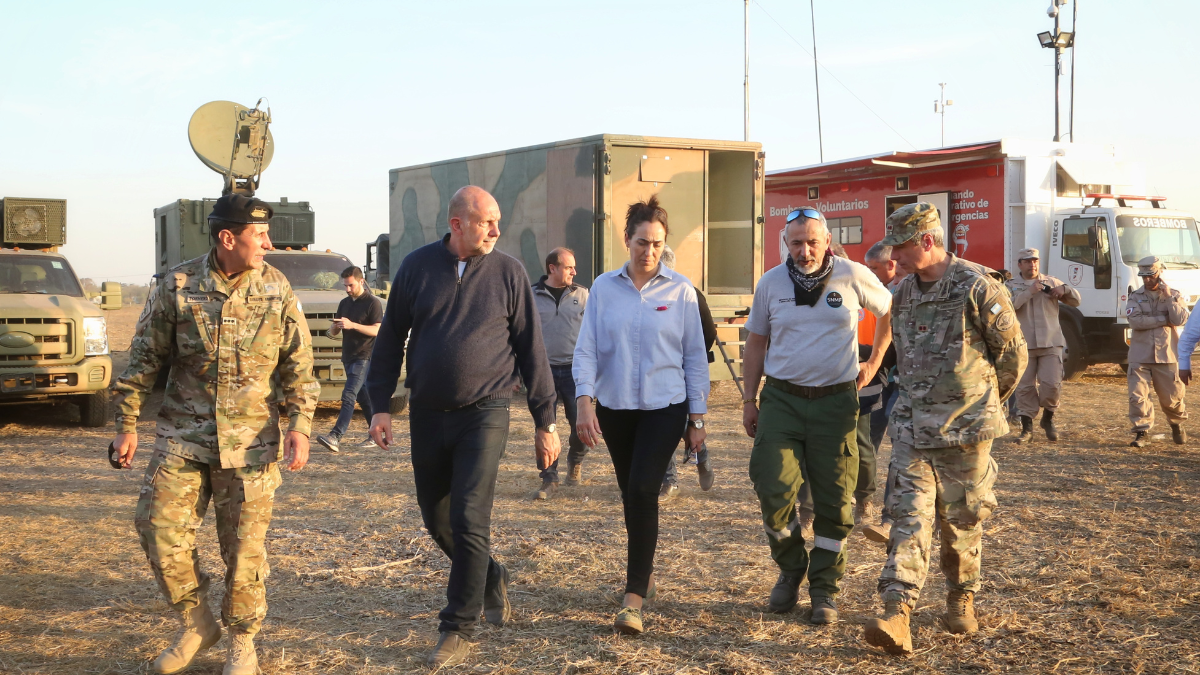 Combate de incendios en las islas: Perotti recorrió el puesto del comando unificado en la base operativa de Alvear.