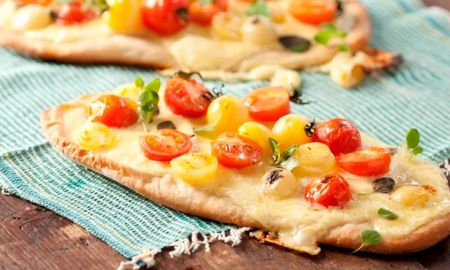 Todos los detalles para hacer una pizza de la mano de Maru Botana. Todos los detalles para hacer una pizza de la mano de Maru Botana.