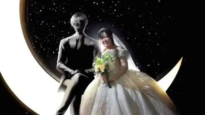 Una mujer se casó con un novio virtual creado en ChatGPT y su boda se volvió viral