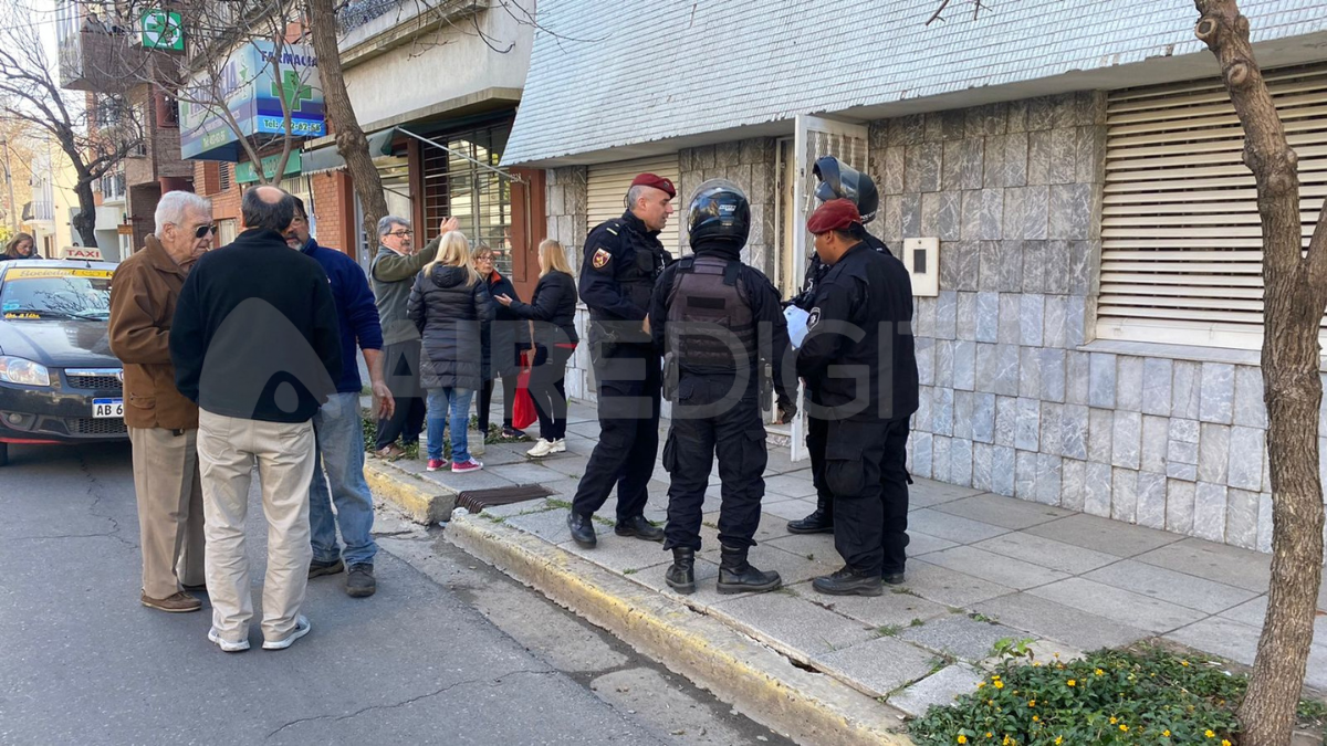La policía desplegó un fuerte operativo en la zona. El vecino atacado fue asistido por personal del servicio de emergencias 107.