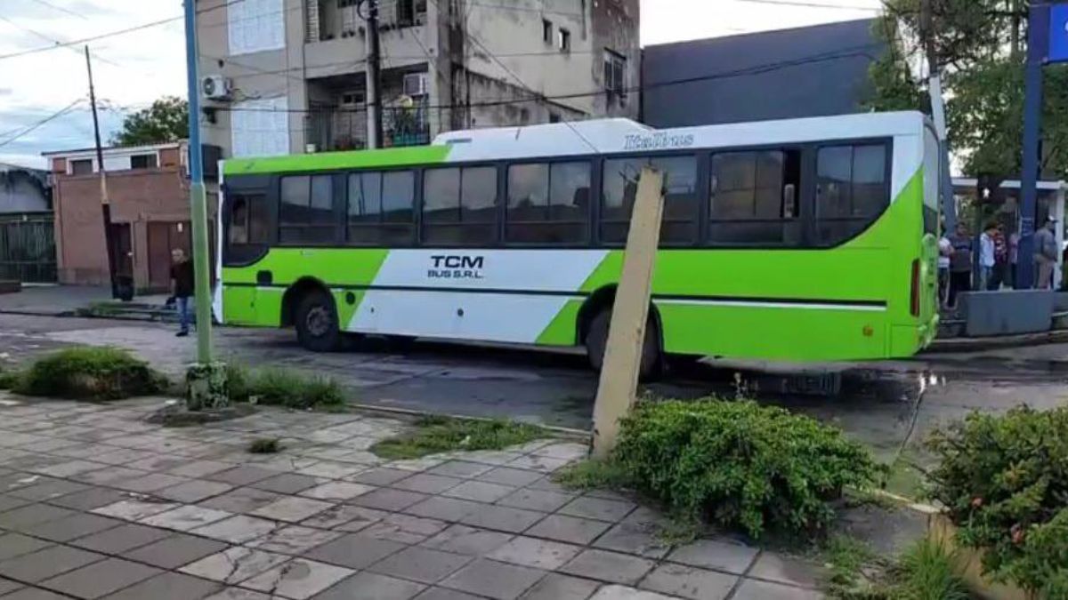 El choque en Tucum&aacute;n involucr&oacute; a una moto de aplicaci&oacute;n y a un colectivo de la l&iacute;nea 11.