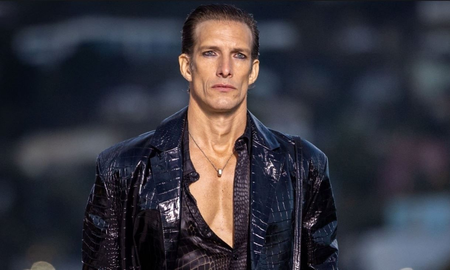 Iván de Pineda desfiló para Versace y causó furor en las redes sociales Iván de Pineda desfiló para Versace y causó furor en las redes sociales