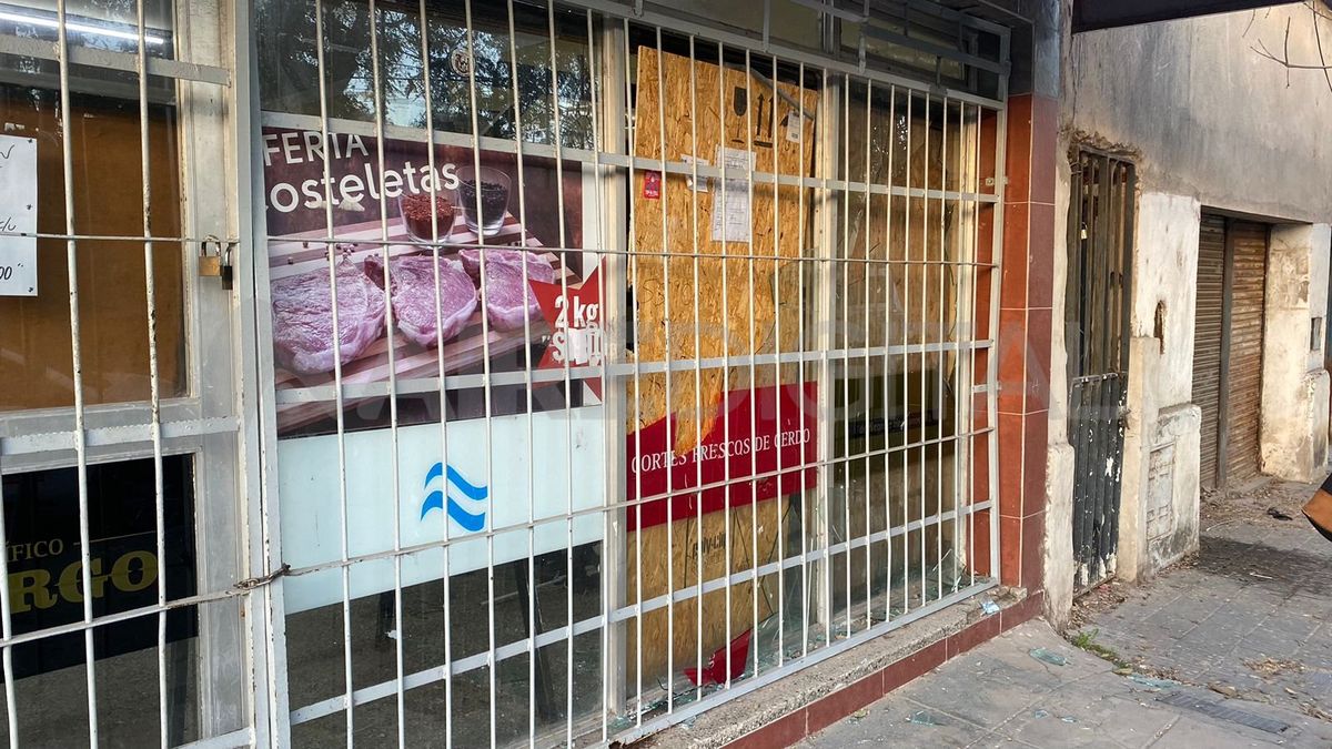 Se llevaron lo que pudieron alcanzar ya que no pudieron pasar la reja. Se llevaron lo que pudieron alcanzar ya que no pudieron pasar la reja.