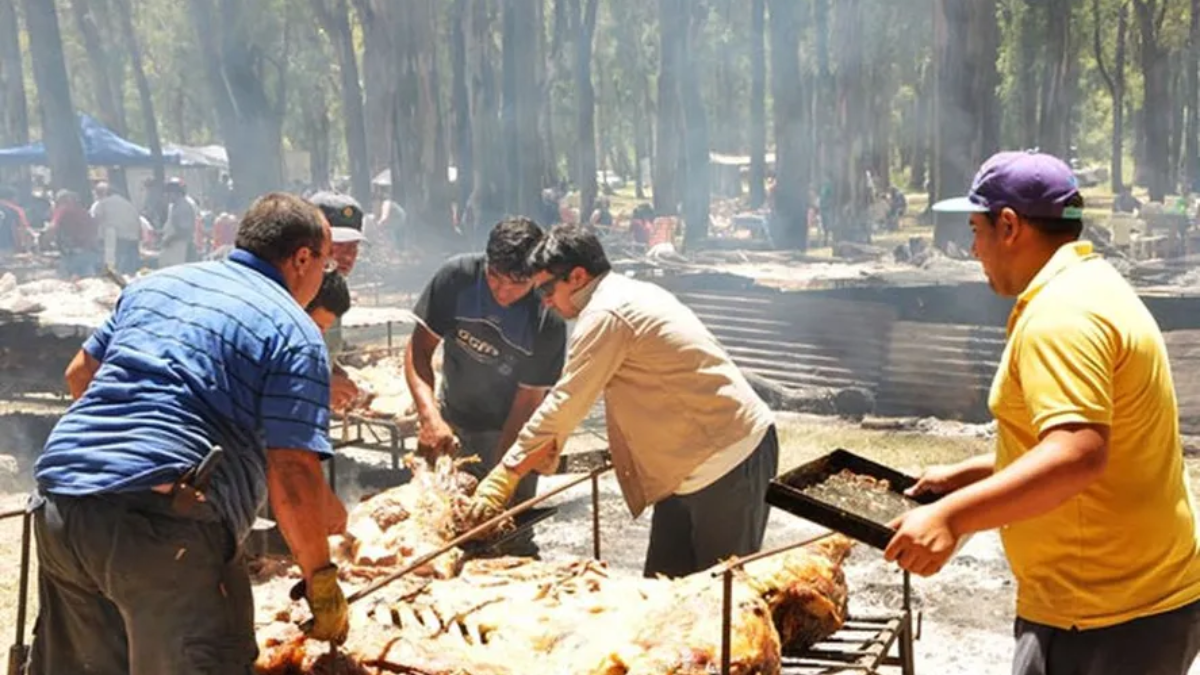 Cada año, a mediados de marzo, se realiza la Fiesta Provincial de la Vaquillona, un evento único que reúne a miles de jóvenes. Cada año, a mediados de marzo, se realiza la Fiesta Provincial de la Vaquillona, un evento único que reúne a miles de jóvenes.