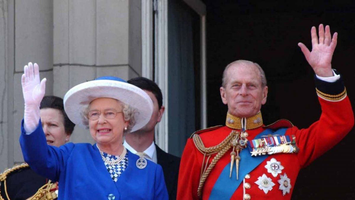 Felipe mantuvo correspondencia con Isabel durante toda la II Guerra Mundial, mientras servía en la Marina británica y sin hacer demasiado caso de otros pretendientes, ella le esperó hasta su regreso de Asia en 1946.