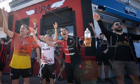 Los hinchas sabaleros se manifestaron en inmediaciones del Cementerio de los Elefantes en repudio a la decisión de que el partido ante Argentinos Juniors se juegue a puertas cerradas. Los hinchas sabaleros se manifestaron en inmediaciones del Cementerio de los Elefantes en repudio a la decisión de que el partido ante Argentinos Juniors se juegue a puertas cerradas.