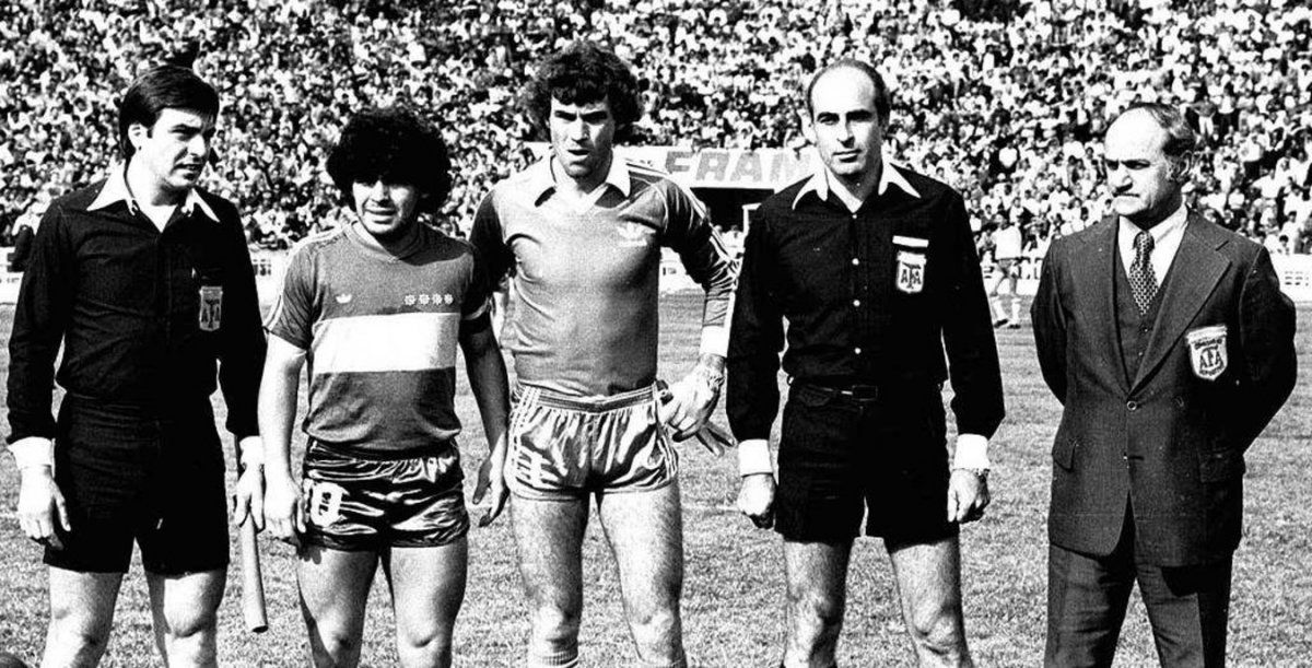 Maradona cayó en el 15 de Abril. Fue por 2 a 0. En la foto