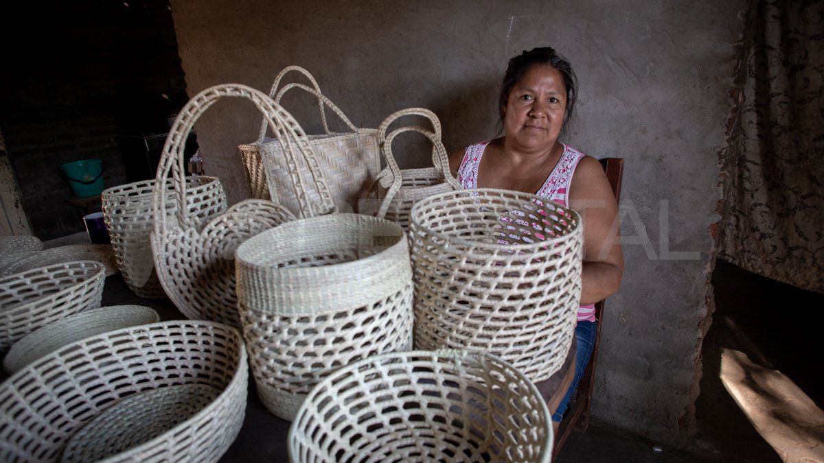 Estela vive en barrio Las Lomas desde hace más de 30 años, a diario trabaja para elaborar sus productos que ofrece en la vía pública los sábados.