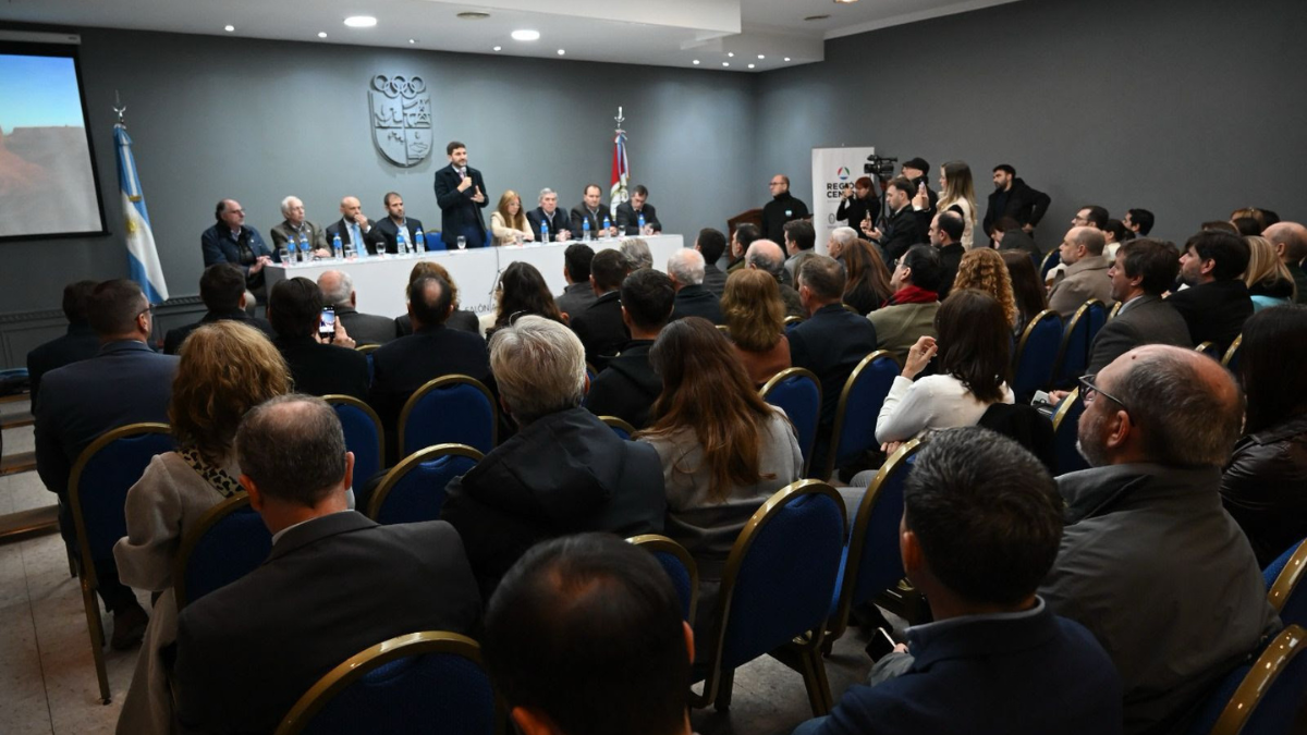 "Somos de las tres provincias que más le aportan a la Argentina y de las que menos reciben, a las que menos vuelve. Eso lo tenemos que poner arriba de la mesa y para defender a nuestra región”, aseguró el gobernador Maximiliano Pullaro. "Somos de las tres provincias que más le aportan a la Argentina y de las que menos reciben, a las que menos vuelve. Eso lo tenemos que poner arriba de la mesa y para defender a nuestra región”, aseguró el gobernador Maximiliano Pullaro.