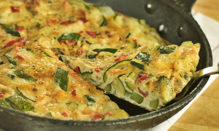 Tortilla de zapallitos y avena en sartén Tortilla de zapallitos y avena en sartén