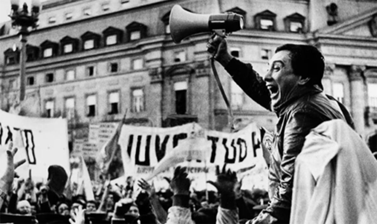 La CGT conducida por Saúl Ubaldini llenaba la Plaza de Mayo, que Galtieri llenaría tres días después con la CGT incluida, para cambiar el “se va a acabar la dictadura militar” por el “si quieren venir que vengan, les presentaremos batalla”. La CGT conducida por Saúl Ubaldini llenaba la Plaza de Mayo, que Galtieri llenaría tres días después con la CGT incluida, para cambiar el “se va a acabar la dictadura militar” por el “si quieren venir que vengan, les presentaremos batalla”.