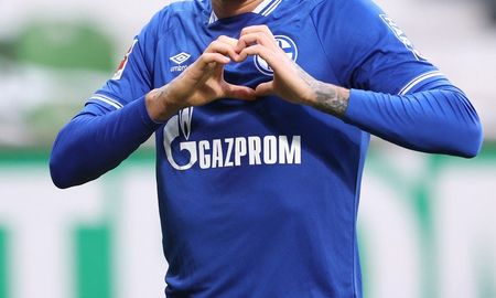 Por el ataque militar de Rusia a Ucrania, el Schalke 04 de Alemania retiró el patrocinio de Gazprom, empresa rusa de gas, de su camiseta. Por el ataque militar de Rusia a Ucrania, el Schalke 04 de Alemania retiró el patrocinio de Gazprom, empresa rusa de gas, de su camiseta.