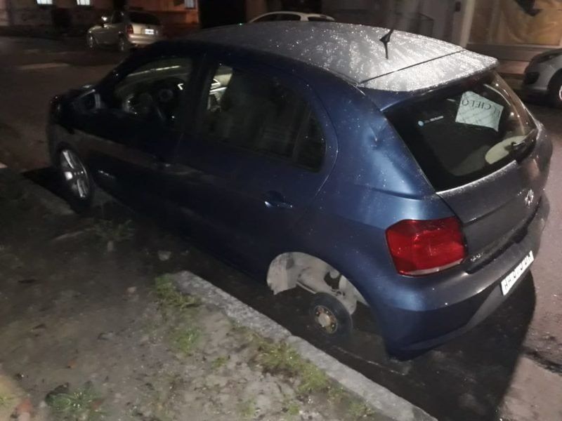 Los robarruedas atacan otra vez: se llevaron dos ruedas de un Gol Trend que estaba estacionado en pleno centro