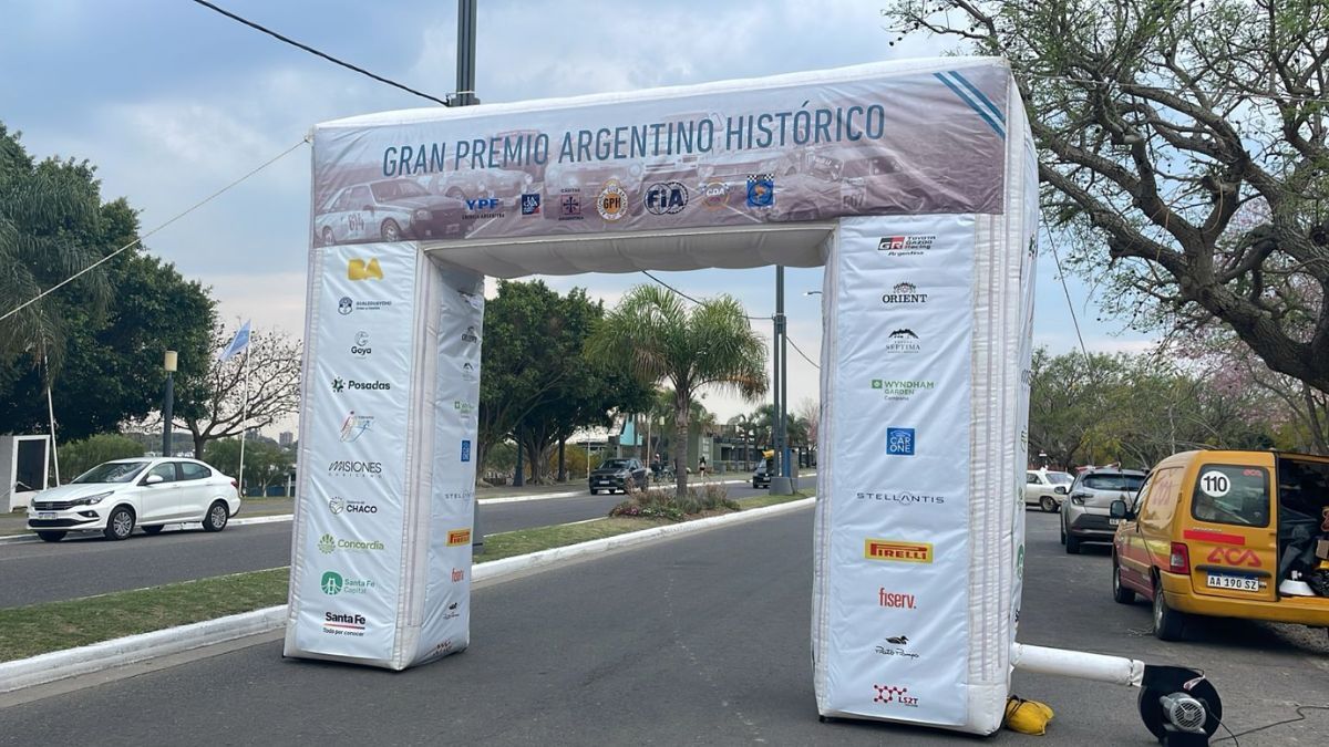 Santa Fe recibió por primera vez la llegada del Gran Premio Argentino Histórico en la Costanera.