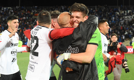 Los jugadores de Patronato festejan la obtención de la Copa Argentina (Foto: Ramiro Gómez). Los jugadores de Patronato festejan la obtención de la Copa Argentina (Foto: Ramiro Gómez).