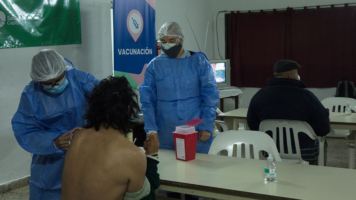 El Ministerio de Salud informó que son 2.396 los internados con coronavirus en unidades de terapia intensiva, con un porcentaje de ocupación de camas de adultos de 42,3% en el país.